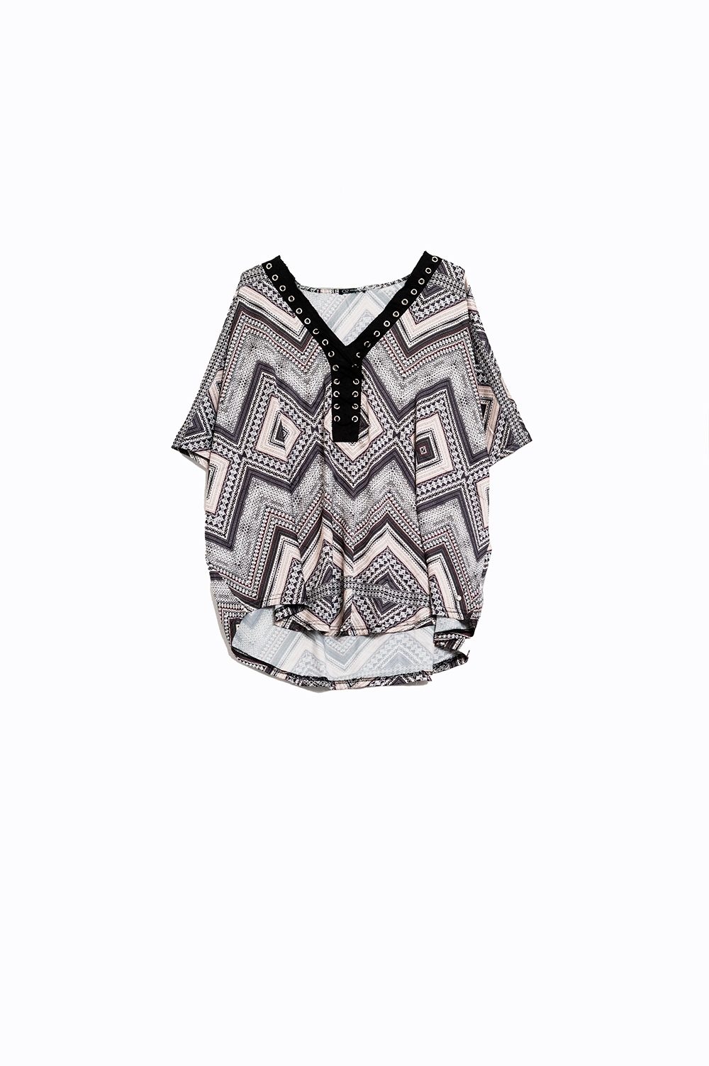 Camisa gris con estampado geom&eacute;trico y detalle cruzado en el cuello