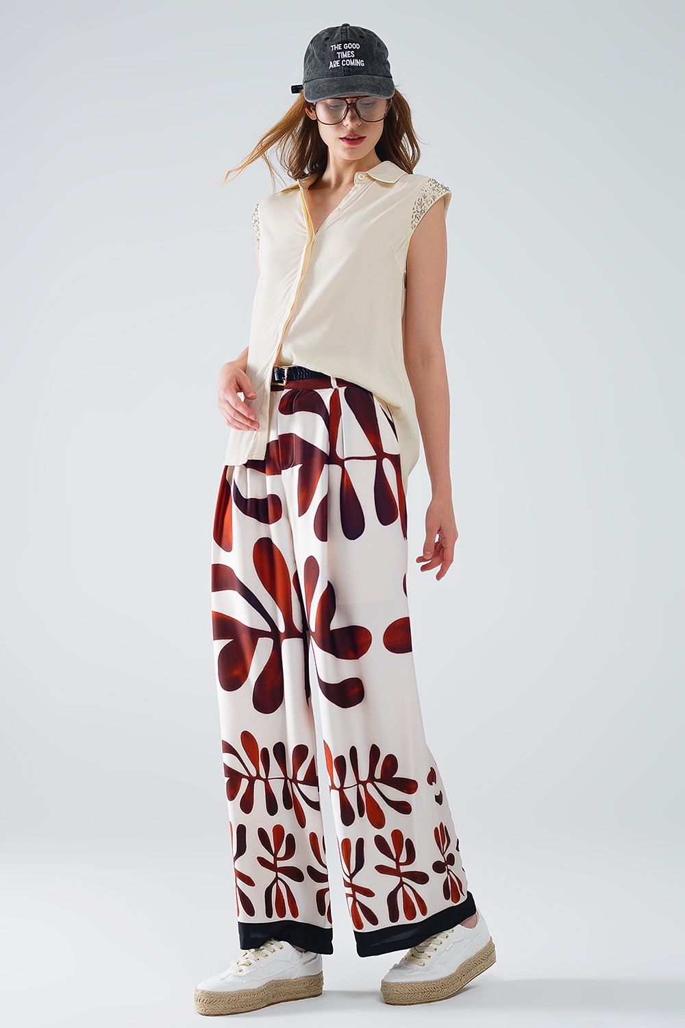 Pantalones de pata ancha con estampado abstracto en blanco y marr&oacute;n