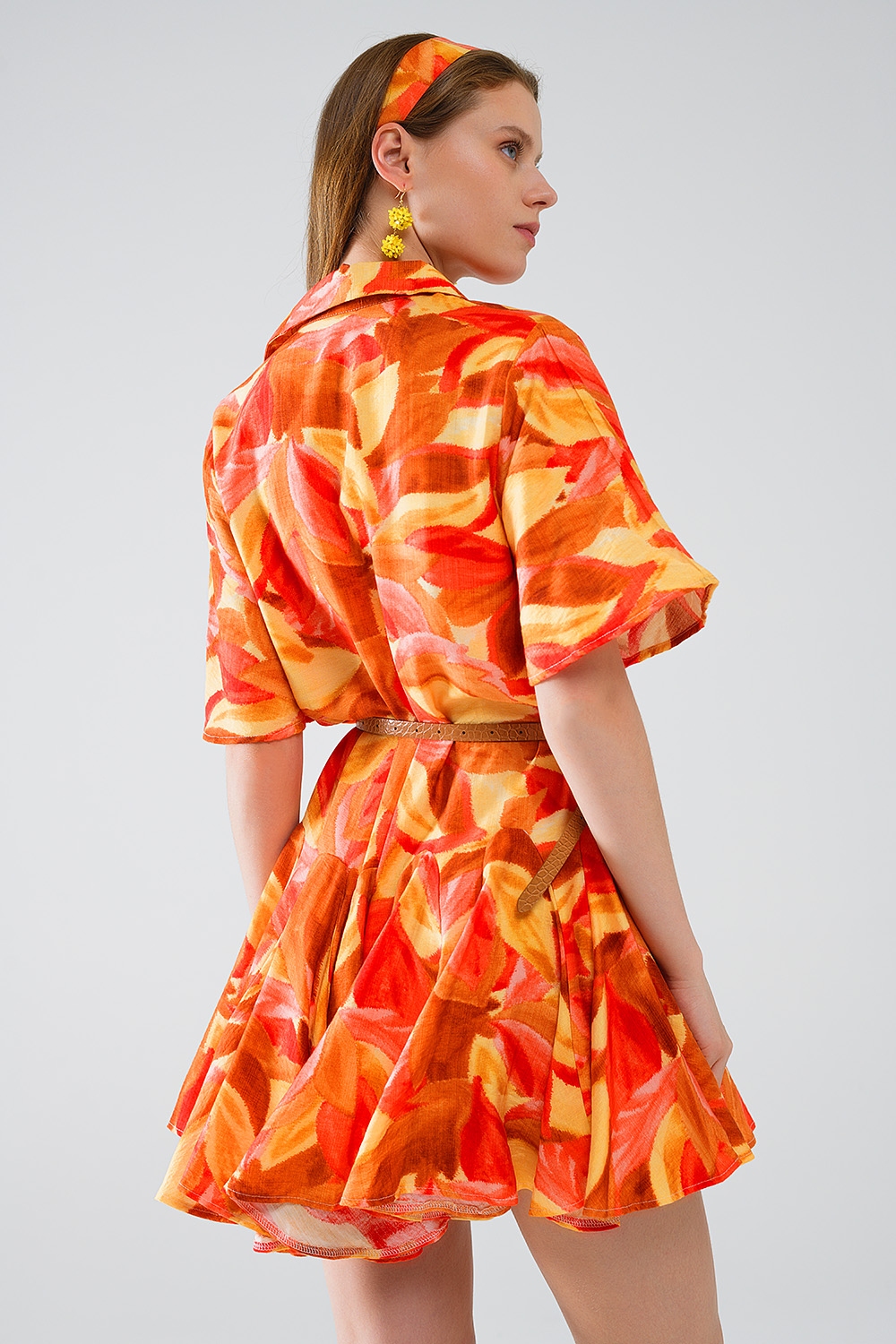 Vestido corto con estampado abstracto en marr&oacute;n rojo y marr&oacute;n