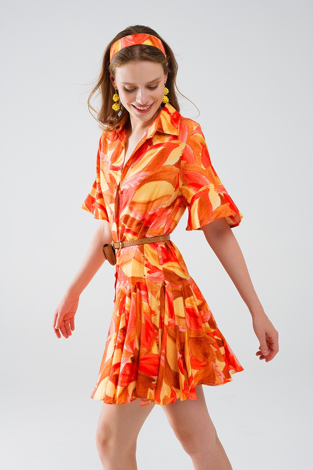 Vestido corto con estampado abstracto en marr&oacute;n rojo y marr&oacute;n