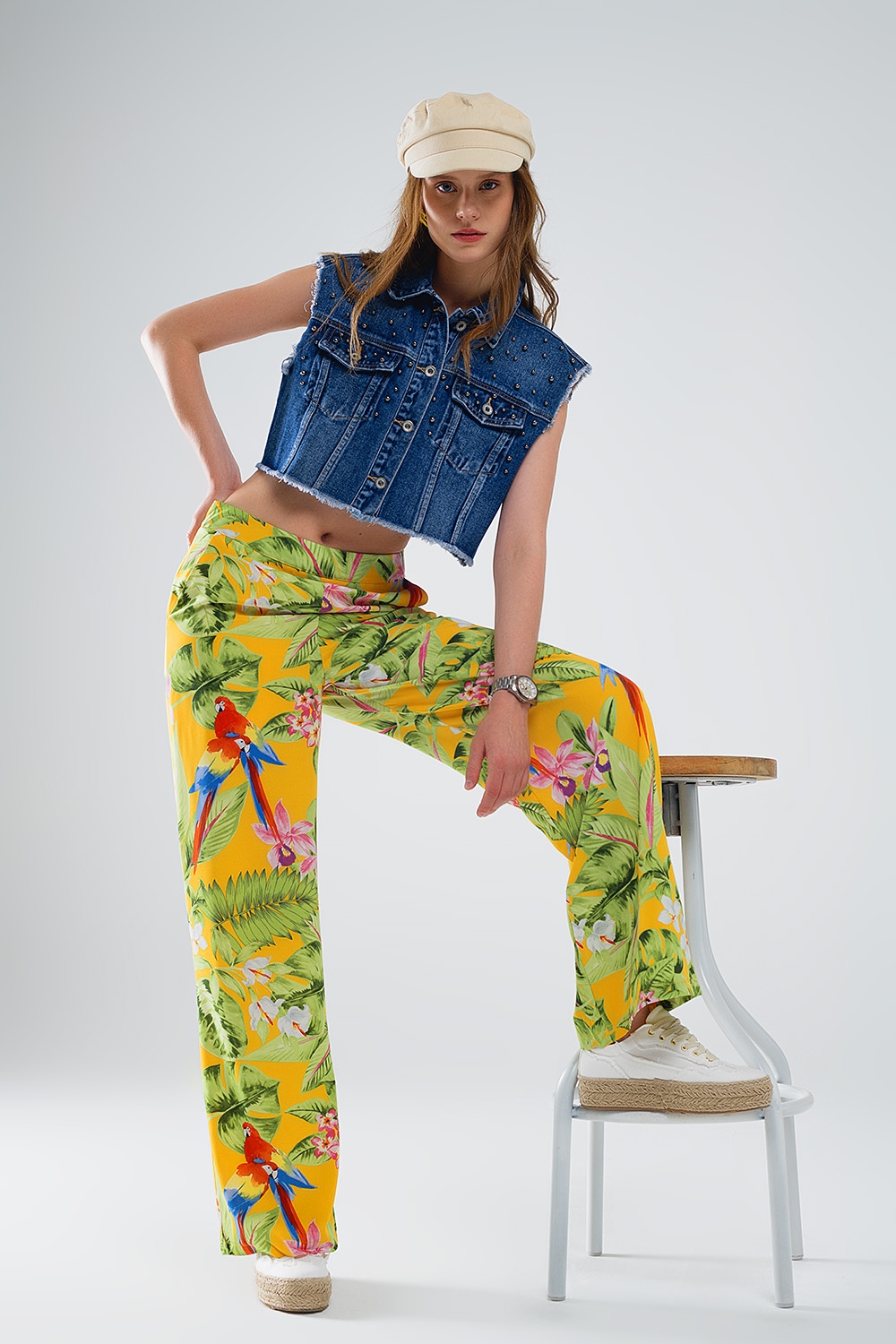 Pantal&oacute;n amarillo con estampado tropical y cremallera lateral