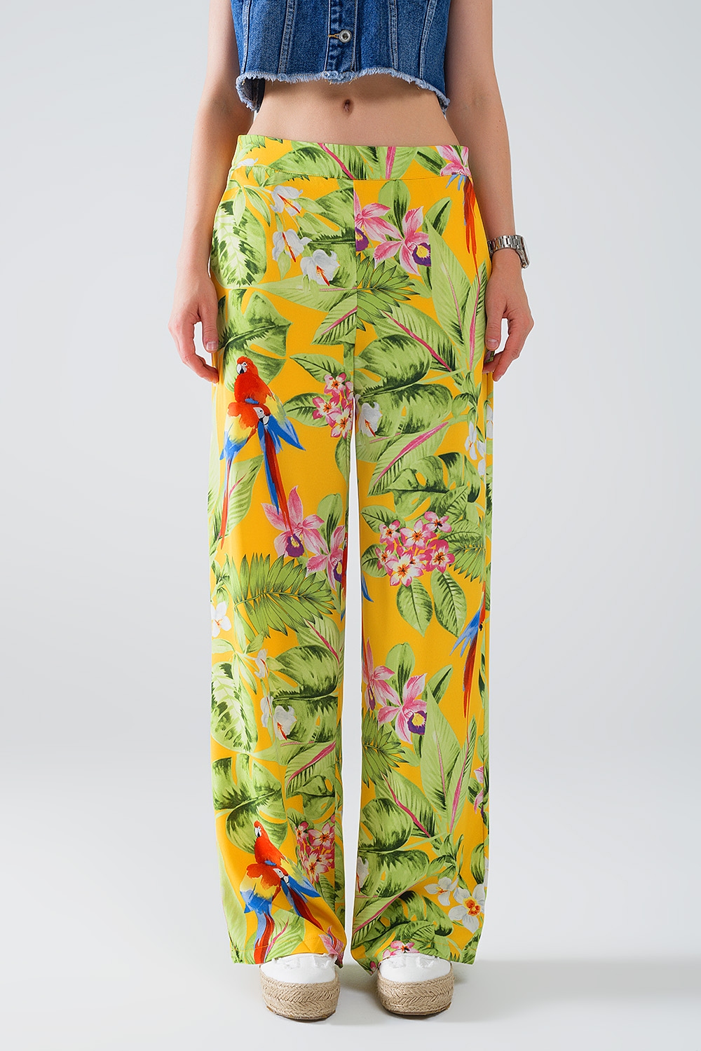 Pantal&oacute;n amarillo con estampado tropical y cremallera lateral