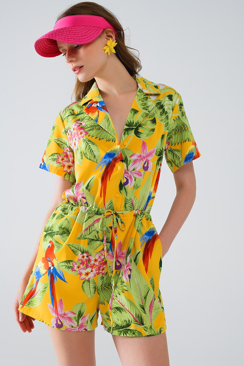 Mono corto amarillo con estampado tropical y cierre de cord&oacute;n