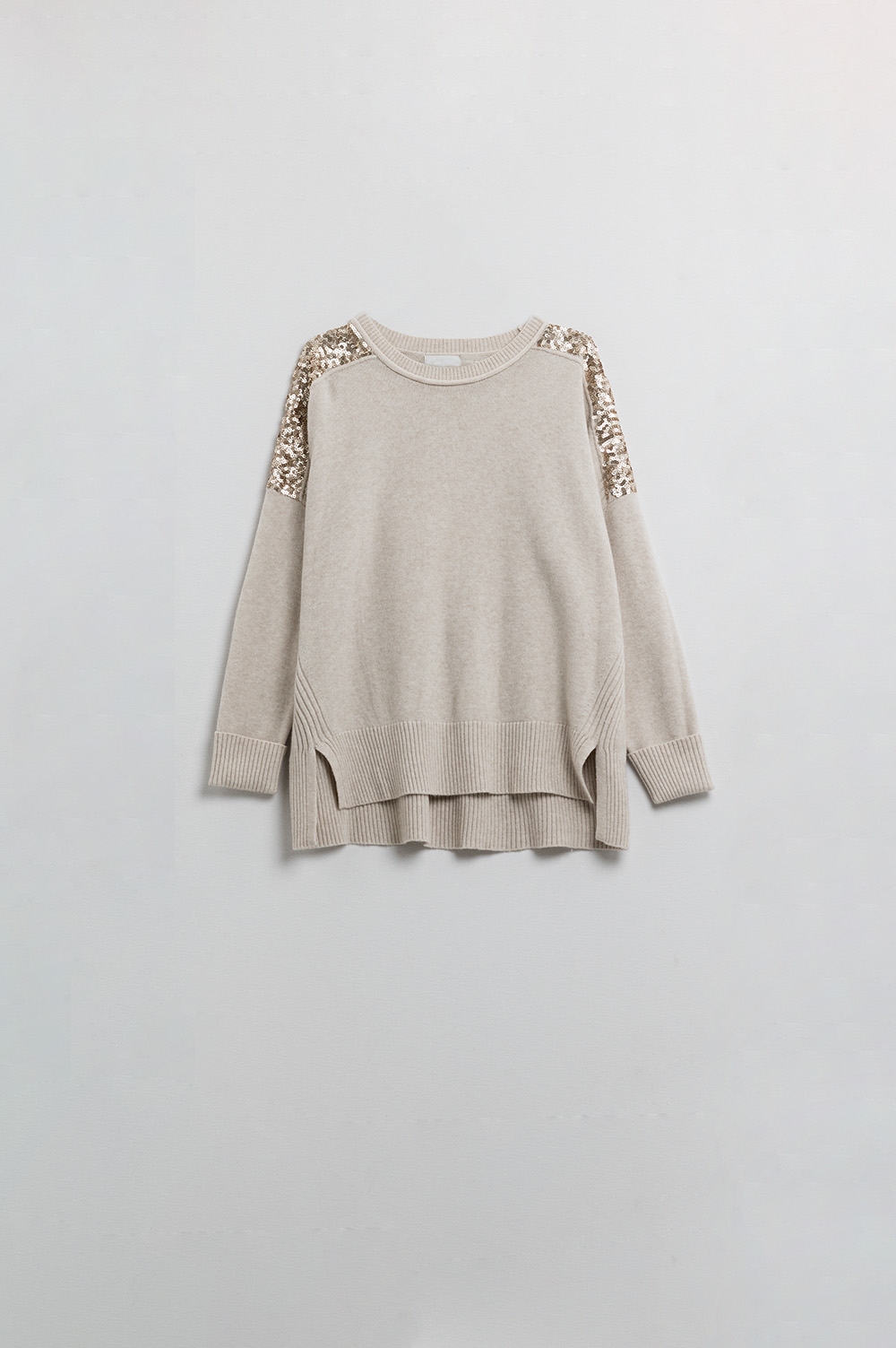 Jersey beige de manga larga con lentejuelas en los hombros Jersey beige de manga larga con lentejuelas en los hombros