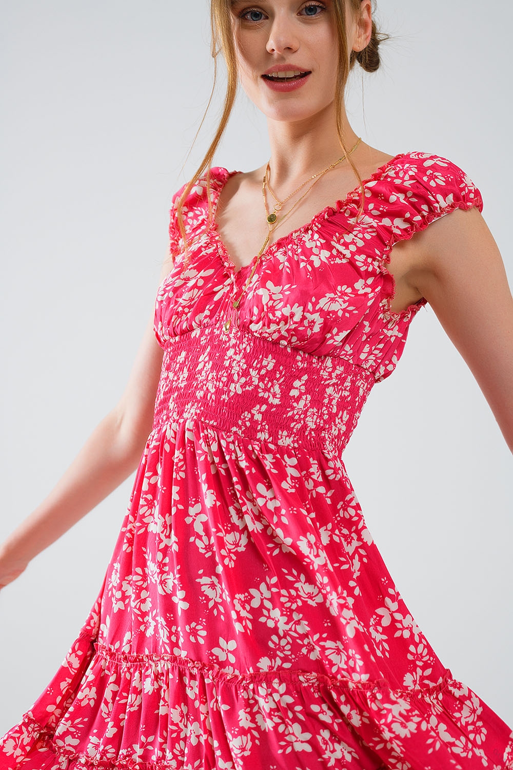 Vestido corto rojo con estampado floral blanco y cintura elástica Vestido corto rojo con estampado floral blanco y cintura elástica