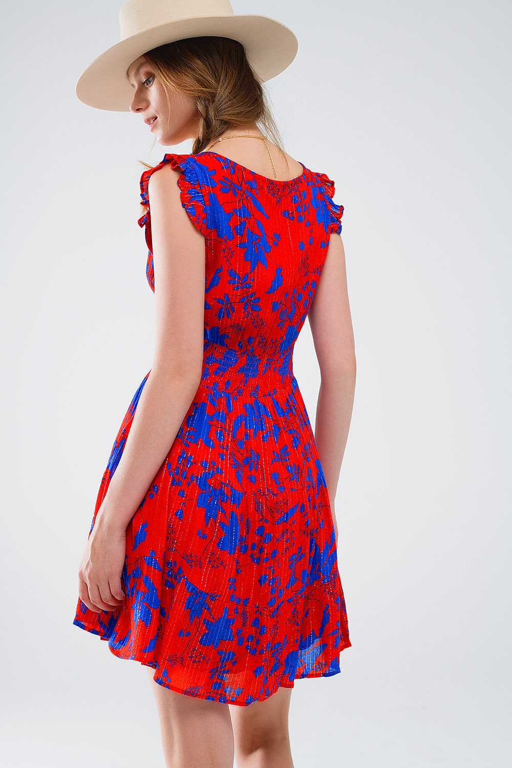 Vestido corto rojo con estampado floral azul y escote en pico Vestido corto rojo con estampado floral azul y escote en pico