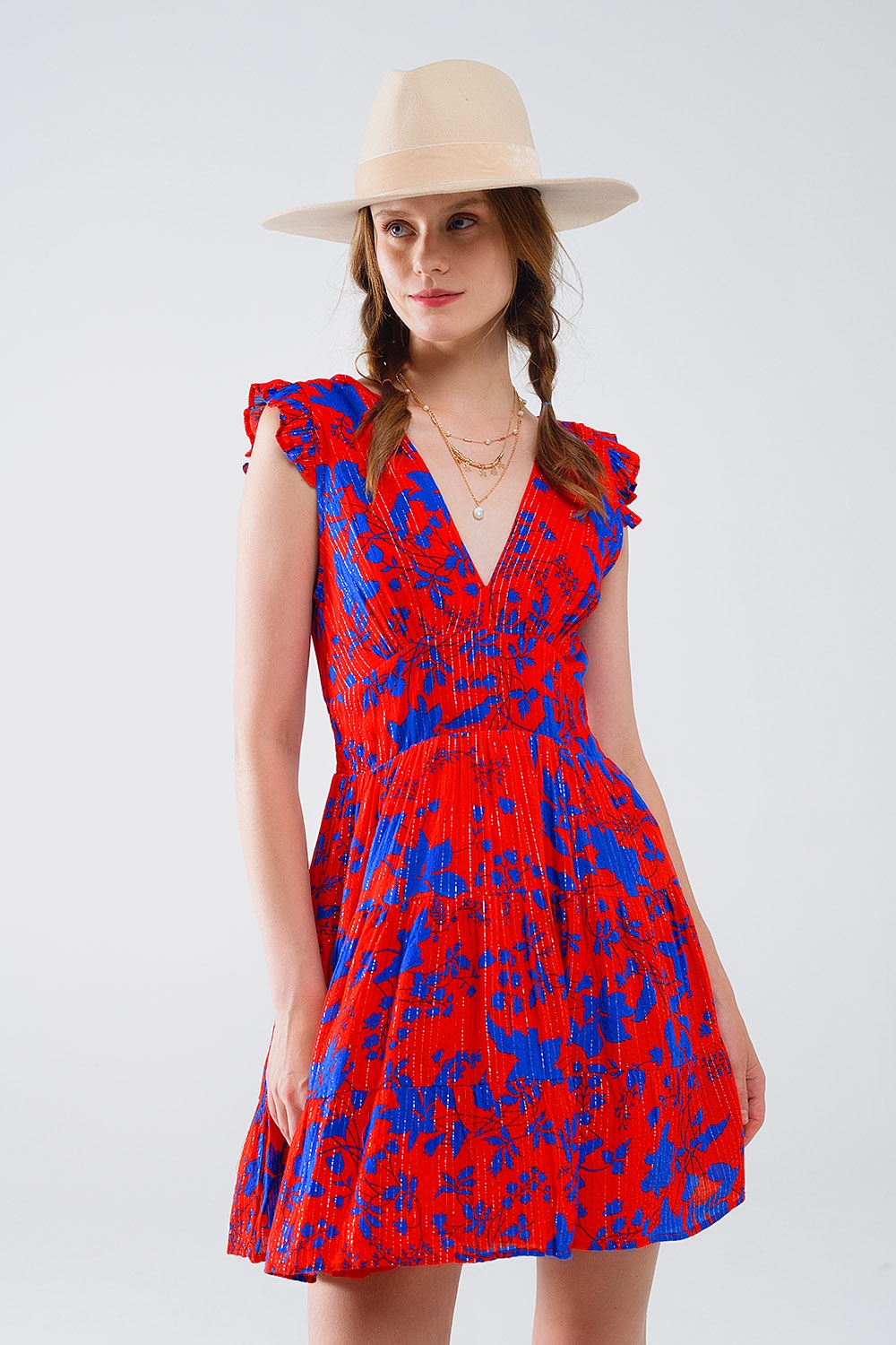 Vestido corto rojo con estampado floral azul y escote en pico Vestido corto rojo con estampado floral azul y escote en pico