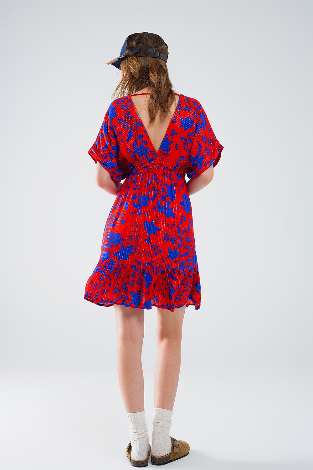 Vestido corto fluido rojo con estampado floral azul Vestido corto fluido rojo con estampado floral azul