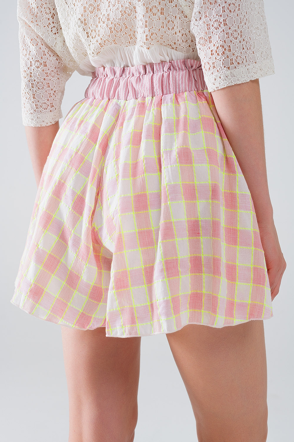 Pantalón corto con estampado de cuadros rosas y detalle de cintura ajustada Pantalón corto con estampado de cuadros rosas y detalle de cintura ajustada