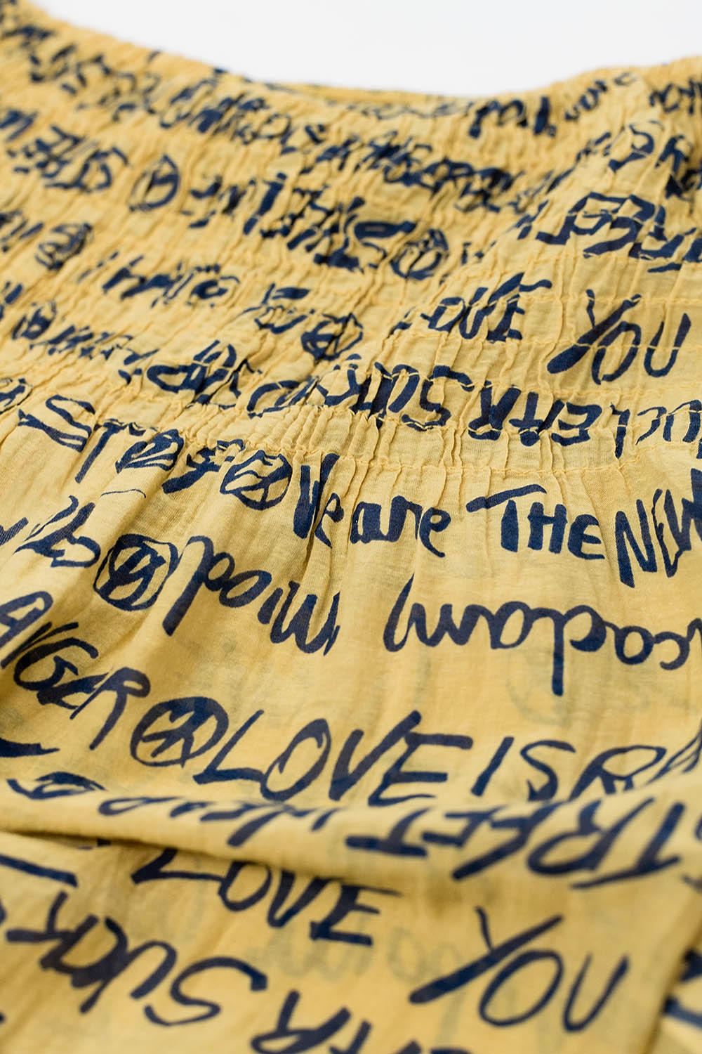 Top sin tirantes elástico amarillo con letras negras Top sin tirantes elástico amarillo con letras negras