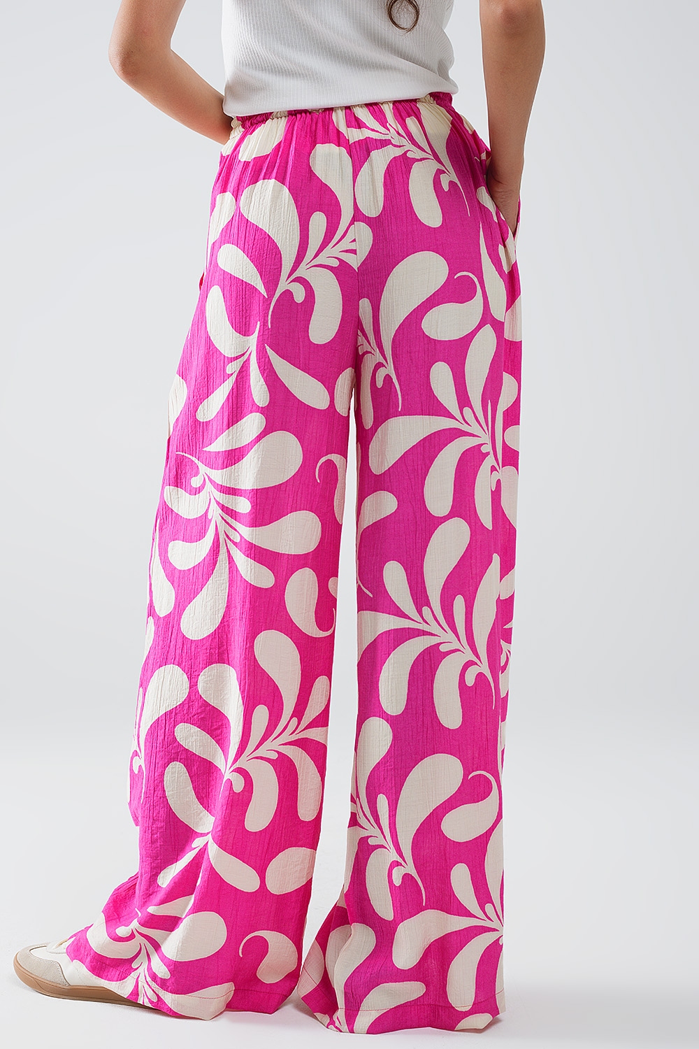 Pantal&oacute;n recto con cintura el&aacute;stica y estampado floral fucsia