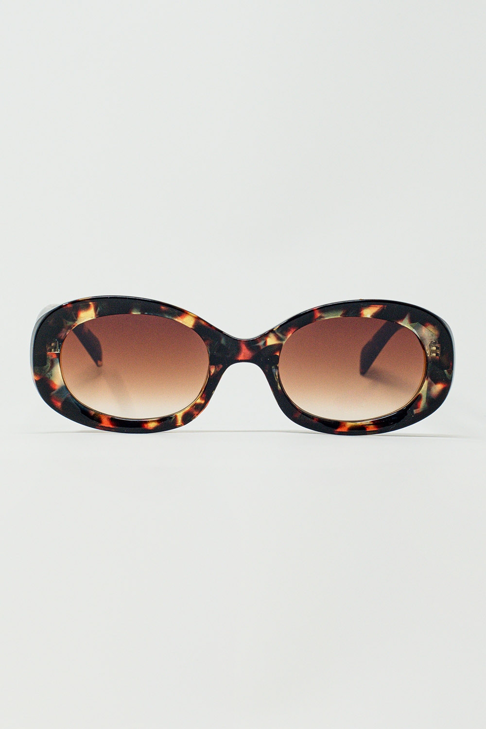 Gafas de sol en forma de óvalo en color carey. Gafas de sol en forma de óvalo en color carey.