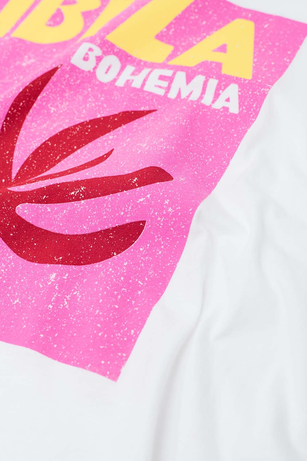 Camiseta Relajada Bohemia Blanca de Ibiza con Estampado Rosa Camiseta Relajada Bohemia Blanca de Ibiza con Estampado Rosa