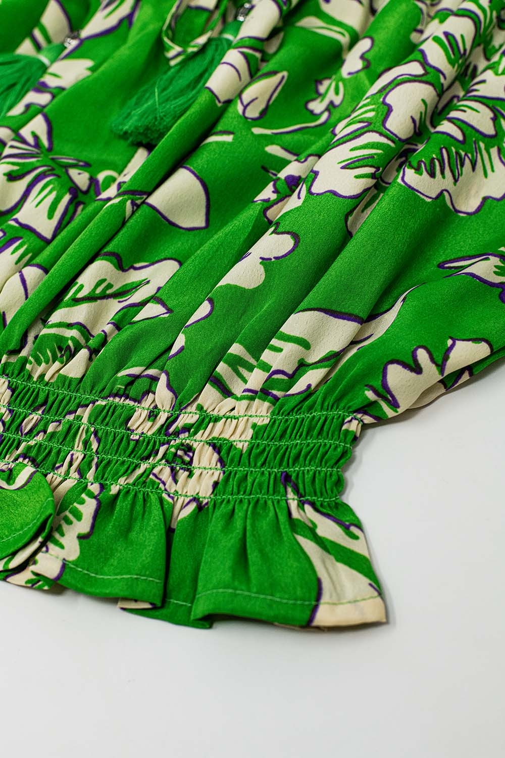 Top verde con hombros descubiertos y cintura el&aacute;stica en estampado floral