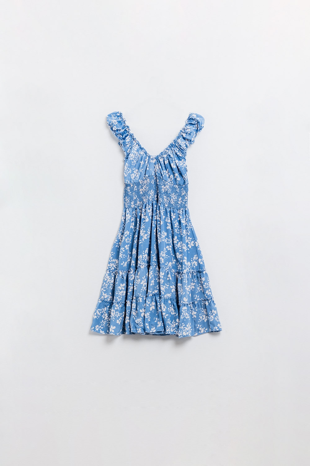 Vestido corto azul con estampado floral blanco y cintura elástica Vestido corto azul con estampado floral blanco y cintura elástica