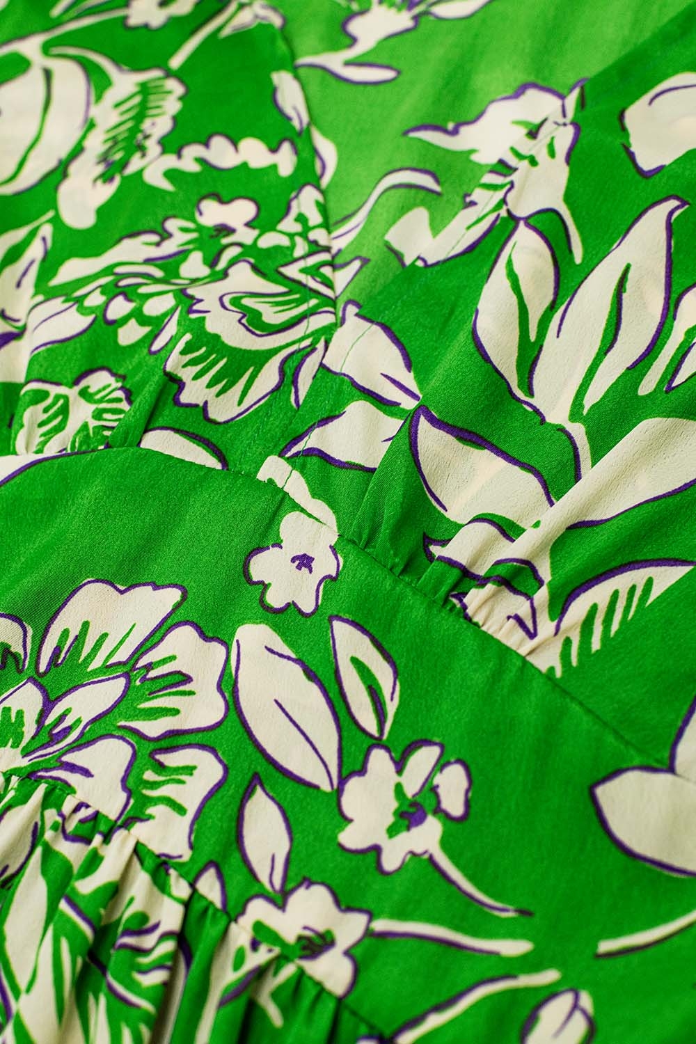 Vestido con estampado floral y cintura ceñida en verde Vestido con estampado floral y cintura ceñida en verde