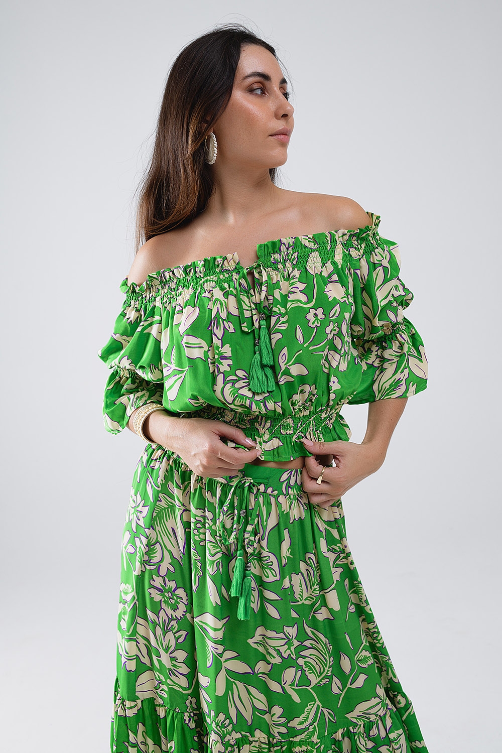 Top verde con hombros descubiertos y cintura el&aacute;stica en estampado floral