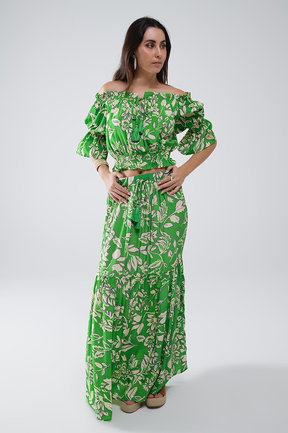 Top verde con hombros descubiertos y cintura el&aacute;stica en estampado floral