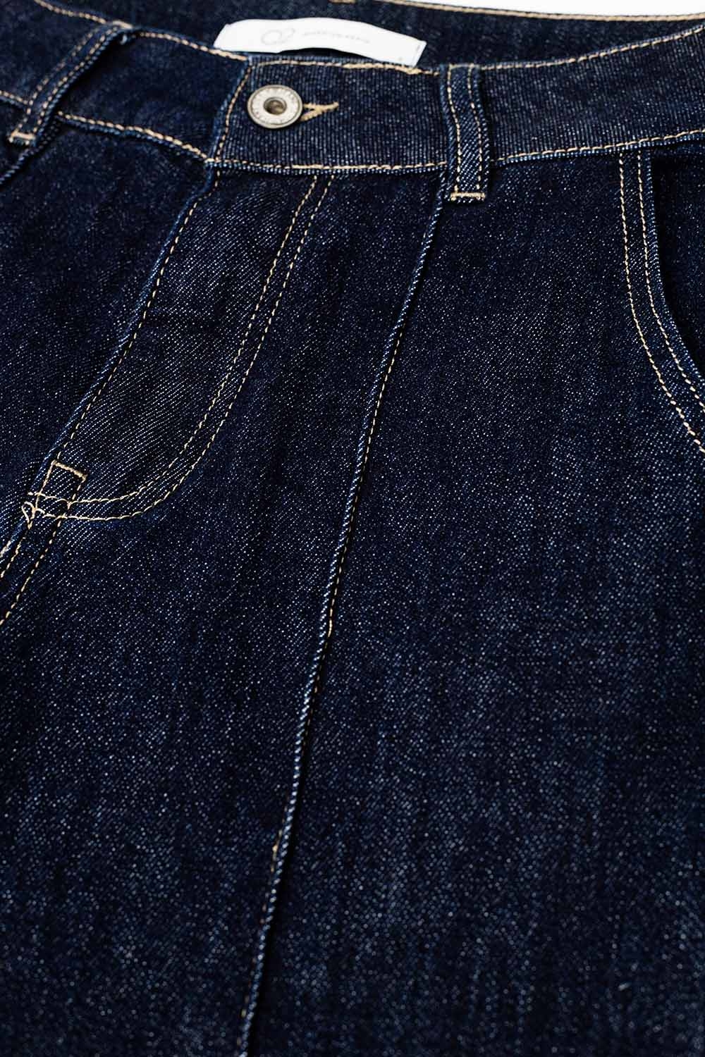Vaqueros rectos largos azul oscuro con pespunte de contraste