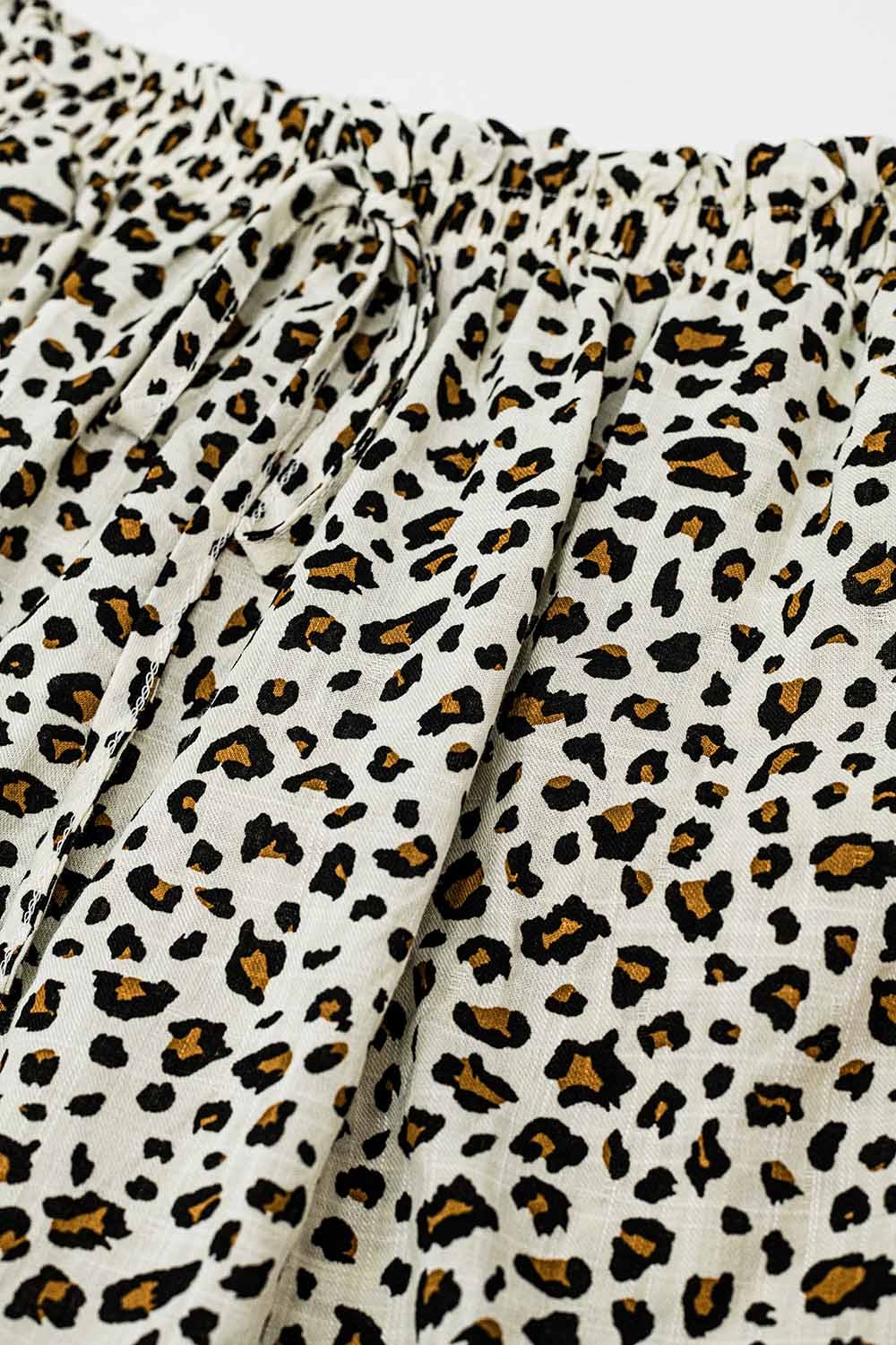 Pantalones cortos con estampado de leopardo y cintura elástica con cordón Pantalones cortos con estampado de leopardo y cintura elástica con cordón
