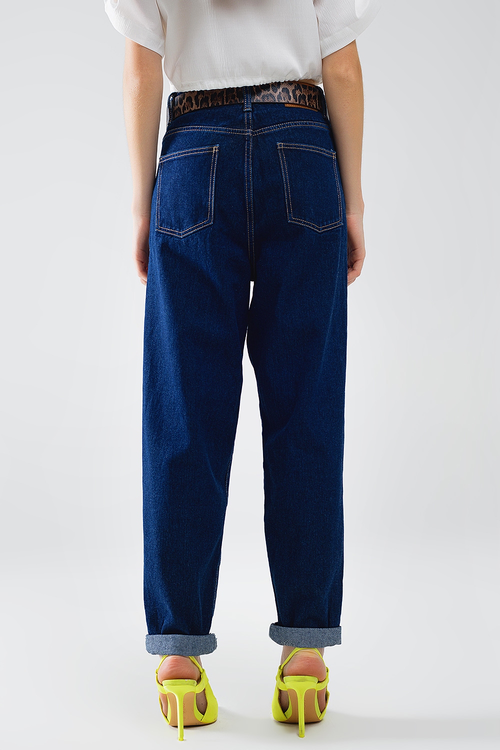 Vaqueros Mom azul raw con detalle de pinzas Vaqueros Mom azul raw con detalle de pinzas