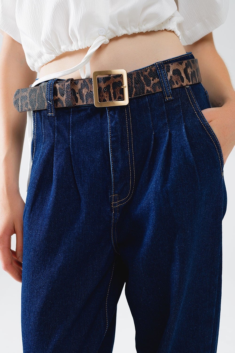 Vaqueros Mom azul raw con detalle de pinzas Vaqueros Mom azul raw con detalle de pinzas