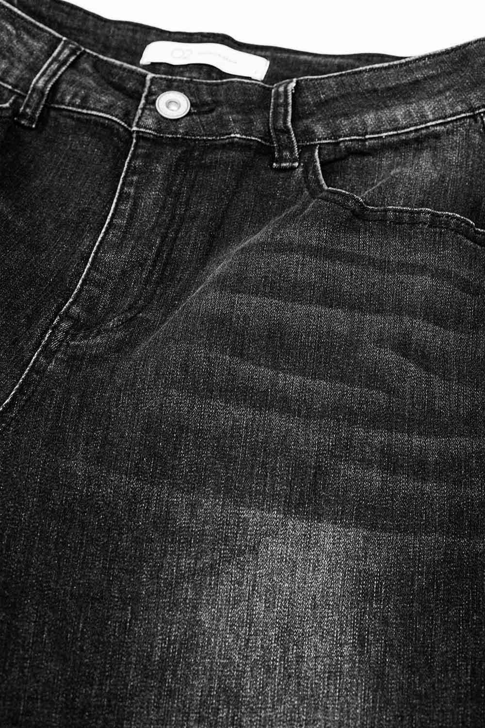 Vaqueros rectos negros con detalle de costuras