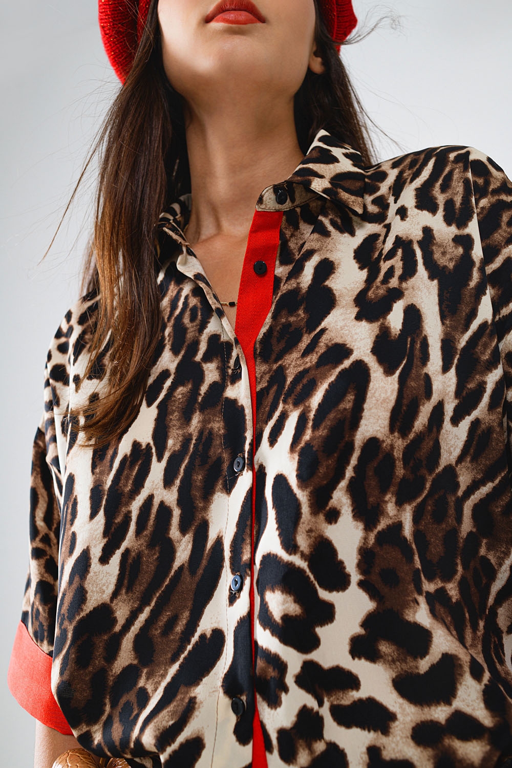 Camisa de leopardo de manga 3/4 con detalles rojos Camisa de leopardo de manga 3/4 con detalles rojos