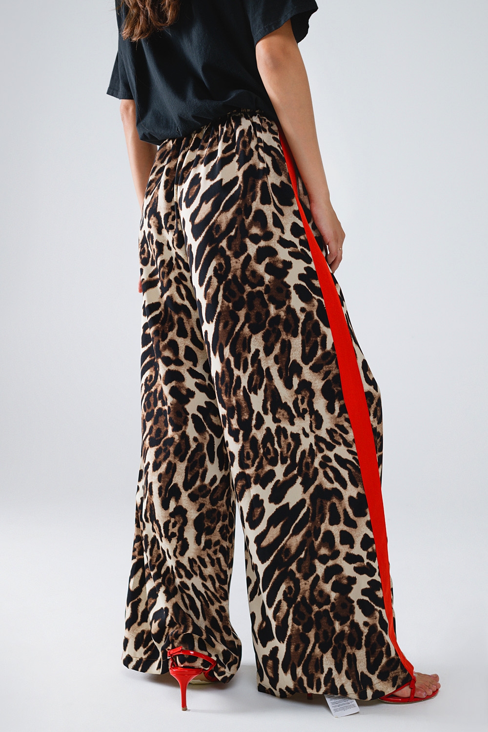Pantalón recto de leopardo con rayas rojas laterales Pantalón recto de leopardo con rayas rojas laterales