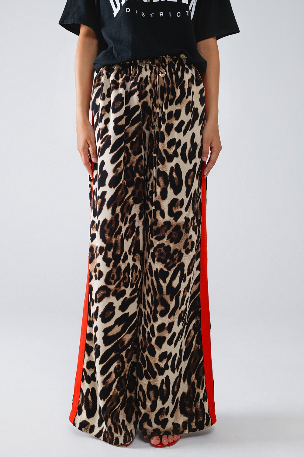 Pantalón recto de leopardo con rayas rojas laterales Pantalón recto de leopardo con rayas rojas laterales