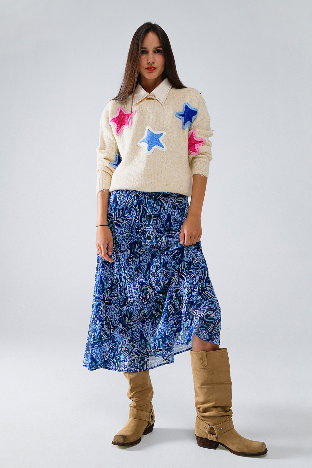 Falda midi plisada con estampado abstracto azul y tapeta de botones