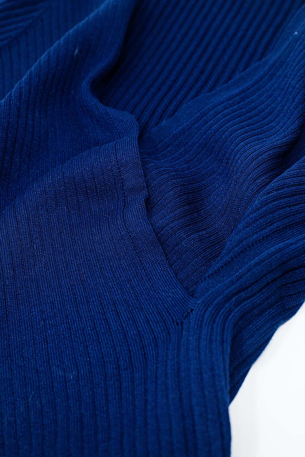 Jersey azul marino con parte delantera cruzada y cuello en V