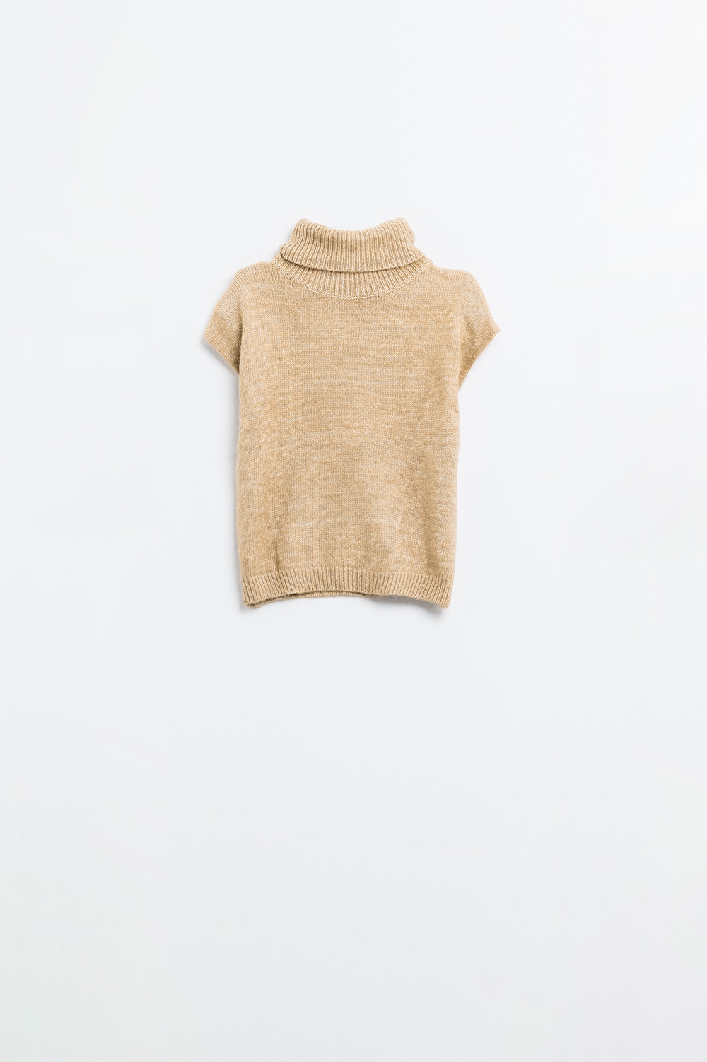 Acogedor jersey sin mangas de cuello alto en camel Acogedor jersey sin mangas de cuello alto en camel