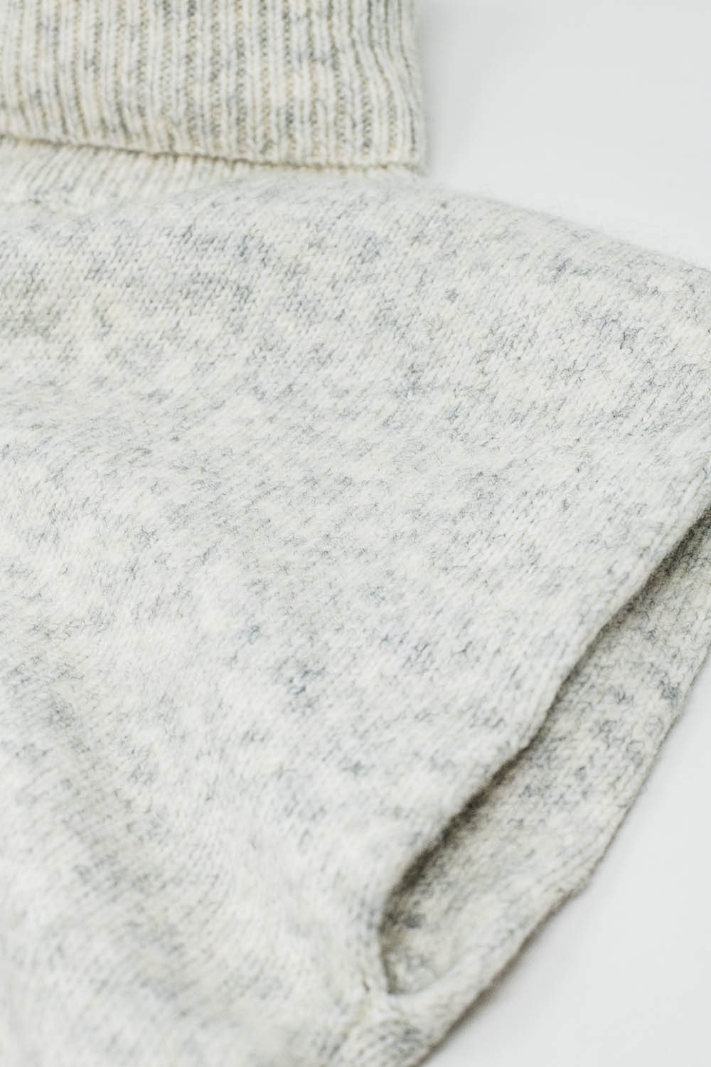 Acogedor jersey sin mangas de cuello alto en gris Acogedor jersey sin mangas de cuello alto en gris
