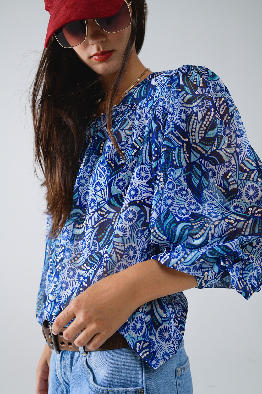 Blusa con estampado abstracto y mangas globo en azul Blusa con estampado abstracto y mangas globo en azul