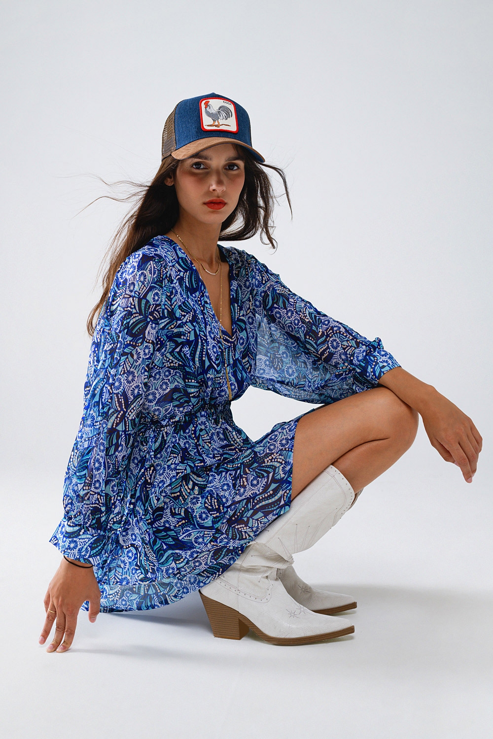 Vestido corto con estampado abstracto azul y cintura ajustable