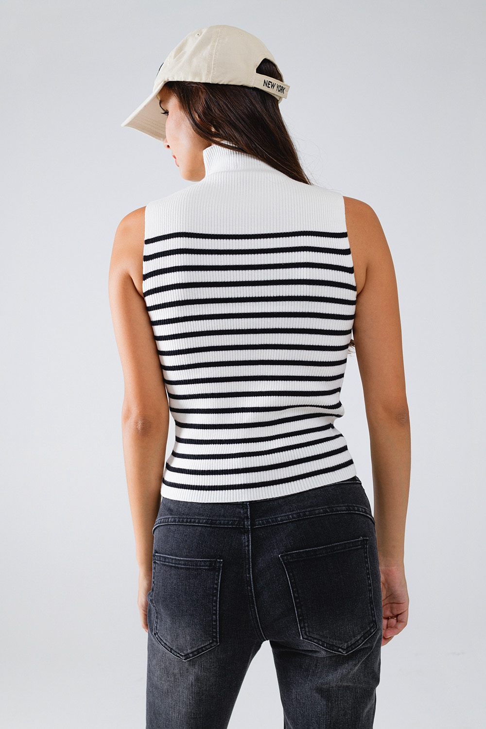 Camiseta De Tirantes Con Cuello De Tortuga A Rayas En Blanco Camiseta De Tirantes Con Cuello De Tortuga A Rayas En Blanco