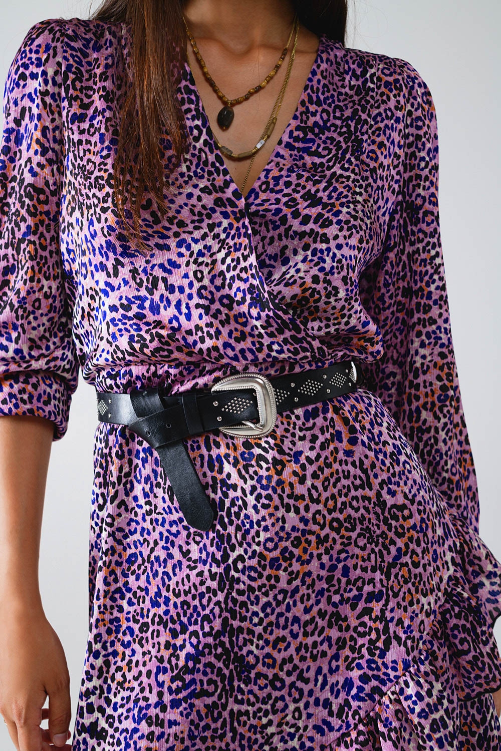 Vestido cruzado con estampado animal p&uacute;rpura y falda con volantes