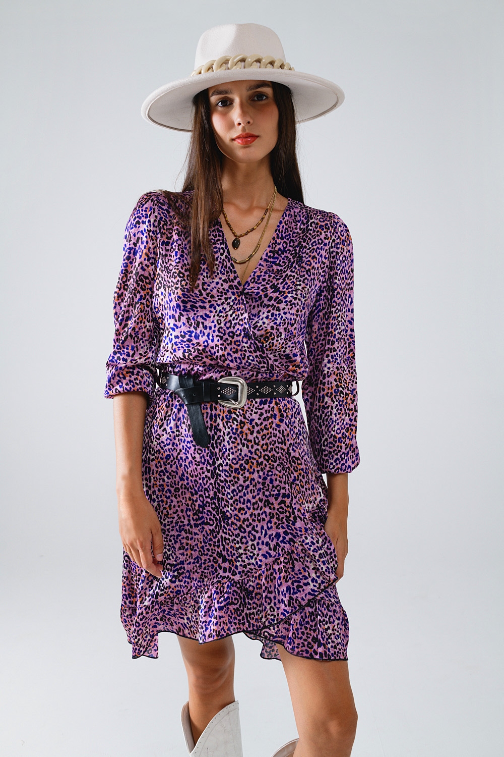 Vestido cruzado con estampado animal p&uacute;rpura y falda con volantes