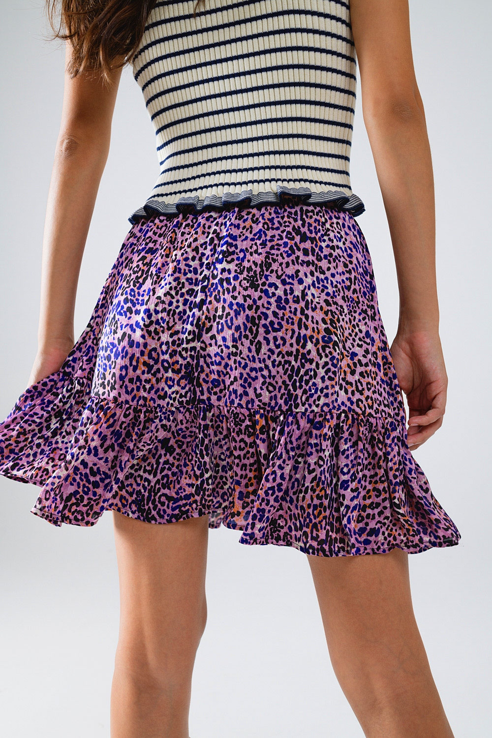 Minifalda morada con estampado animal y volante Minifalda morada con estampado animal y volante