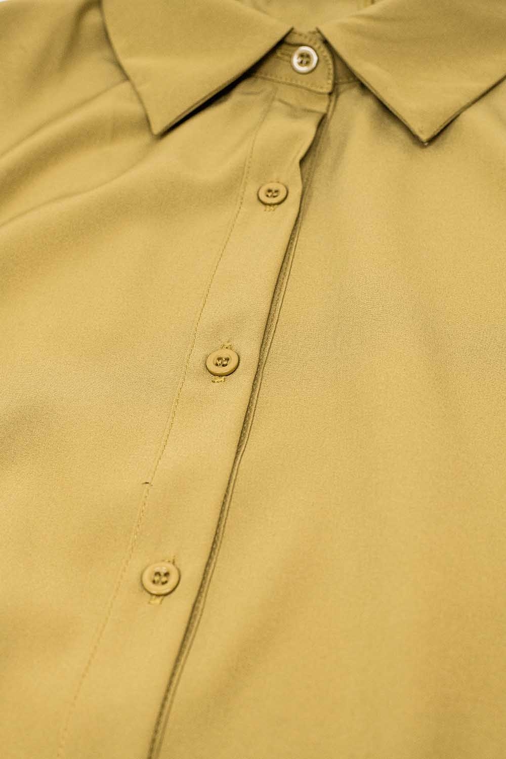 Camisa confeccionada en tejido muy suave y ligero en color camel.