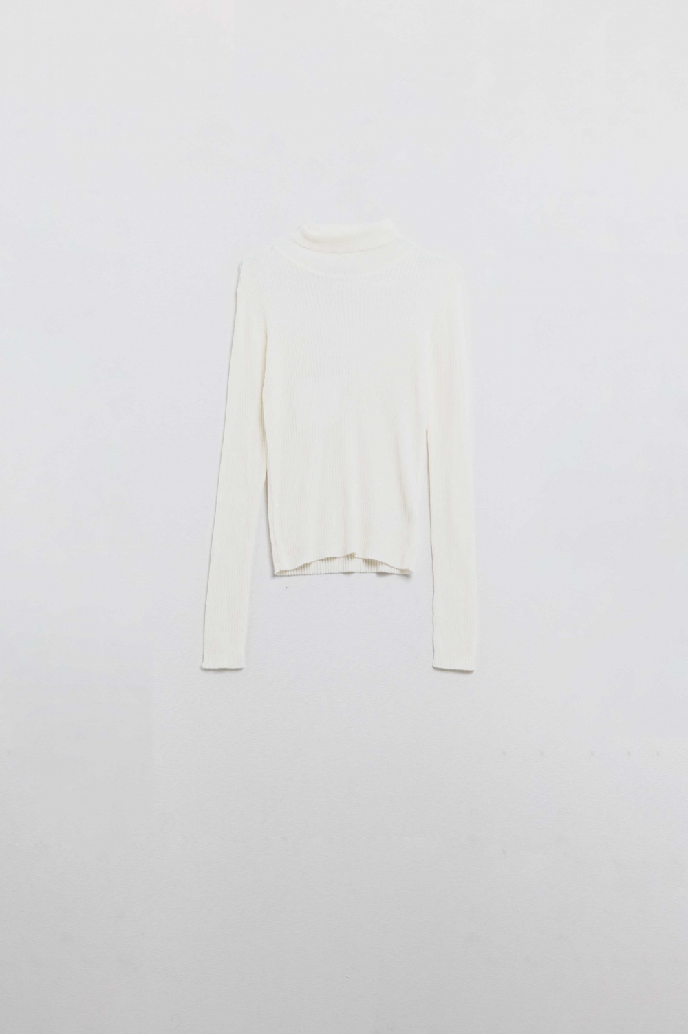 Jersey b&aacute;sico crema de canal&eacute; con cuello alto
