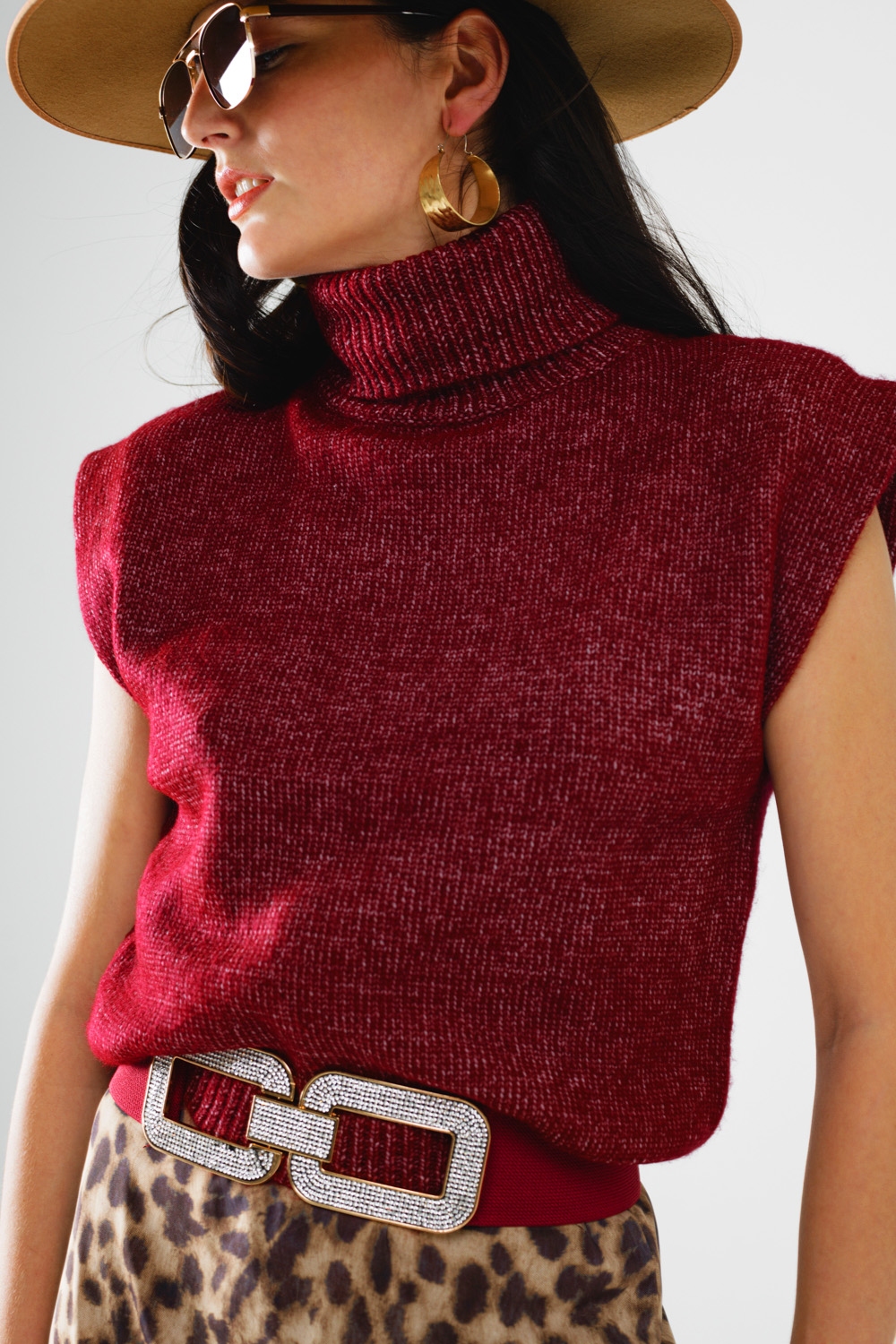 Acogedor jersey sin mangas de cuello alto en burdeos